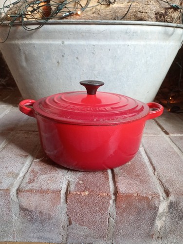 Creuset cast iron signature - cast,