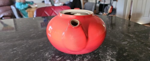Creuset red teapot - le,