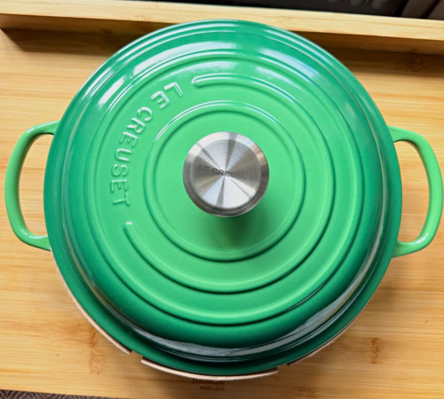 Creuset signature cast iron - creuset,