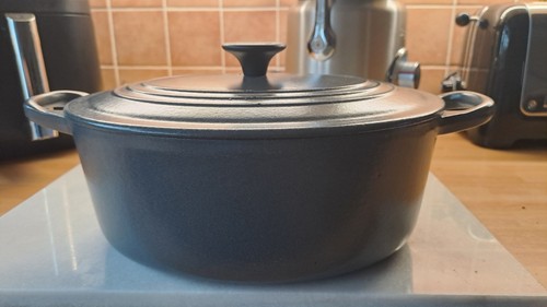 Creuset size cast - creuset, iron