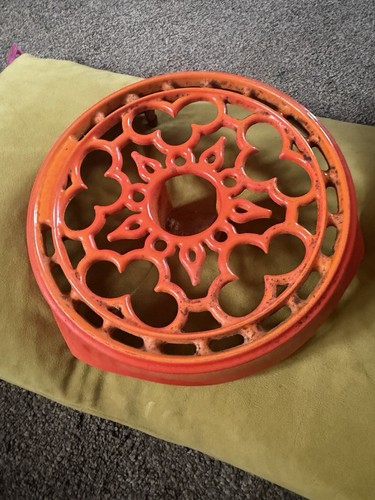 Creuset cast iron trivet - le,