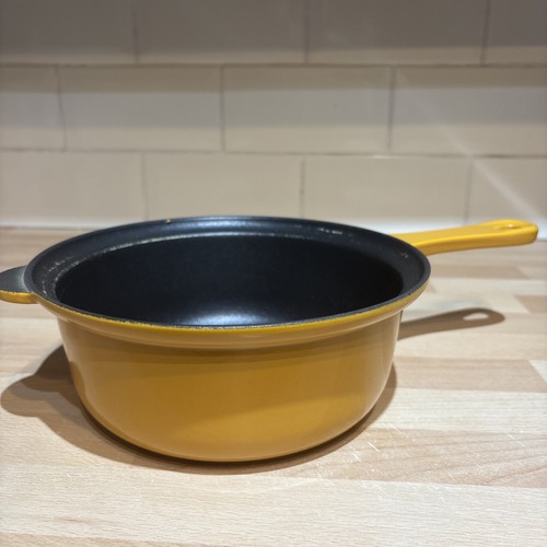 Yellow creuset cast iron - le,