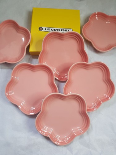 Crueset set plates in - of,